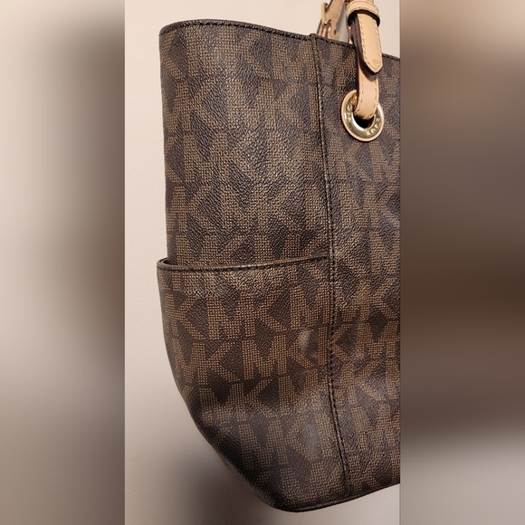 C - Michael Kors Jet Set brown monogram Vegan leather handbag - Picture 9 of 14